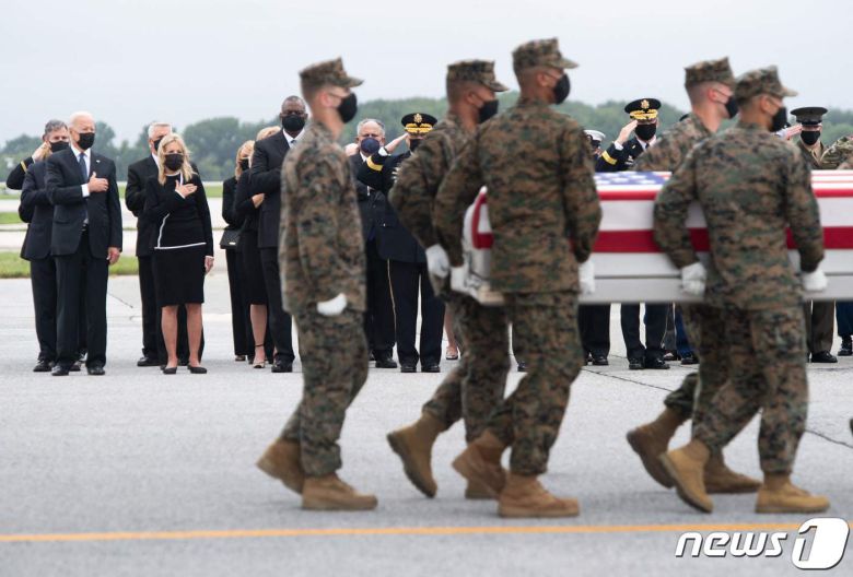 조 바이든 미국 대통령과 부인 질 바이든 여사가 29일(현지시간) 델라웨어주 도버 공군기지에서 열린 아프가니스탄 카불 공항 자폭테러로 숨진 13명의 미군 유해 귀환식에 참석을 하고 있다. © AFP=뉴스1 © News1 우동명 기자
