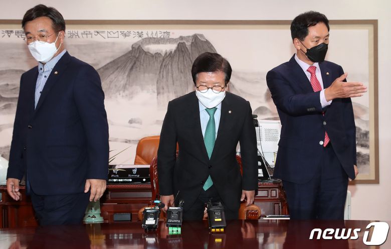 윤호중 더불어민주당 원내대표와 김기현 국민의힘 원내대표가 30일 오후 서울 여의도 국회에서 열린 국회의장 주재 여야 원내대표 회동에서 기념촬영을 마친 후 각자 자리하고 있다. 여야는 이 자리에서 언론중재법 상정 여부를 최종 협의한다. 2021.8.30/뉴스1 © News1 오대일 기자