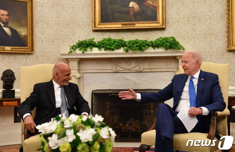 조 바이든 미국 대통령이 아프간 미군 철수가 한창 진행 중이던 2021년 6월 25일(현지시간) 워싱턴 백악관에서 아슈라프 가니 아프가니스탄 대통령과 회담을 하고 있다. 가니 대통령은 두 달 후인 8월 15일 탈레반의 카불 진입이 가시화되자 도주했다. © AFP=뉴스1 © News1 우동명 기자