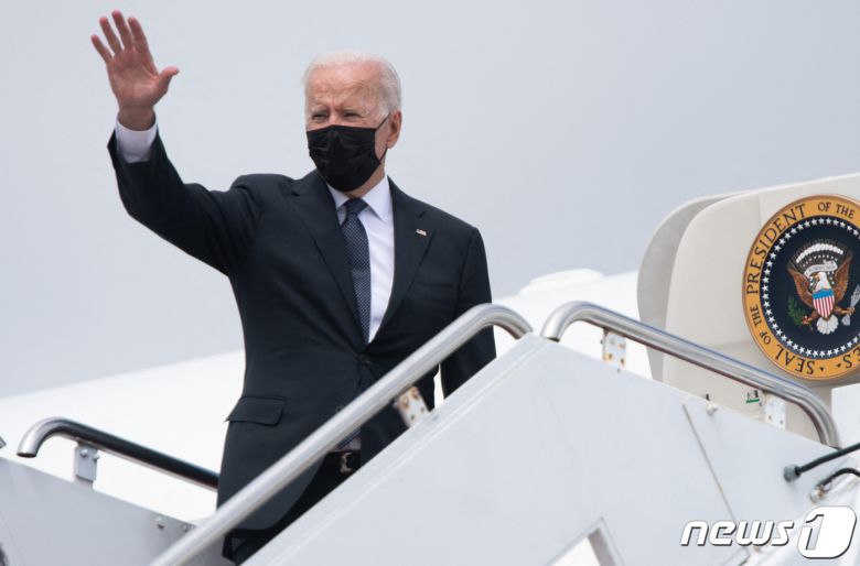 조 바이든 미국 대통령이 29일(현지시간) 델라웨어주 도버 공군기지에서 아프가니스탄 카불 공항 자폭테러로 숨진 13명의 미군 유해 귀환식에 참석한 뒤 전용기를 타고 있다. © AFP=뉴스1 © News1 우동명 기자