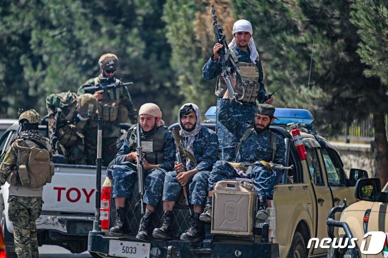 29일 (현지시간) 폭탄 테러가 발생한 아프가니스탄 카불의 도로에서 무장한 탈레반 전사들이 차량을 타고 순찰을 하고 있다. © AFP=뉴스1 © News1 우동명 기자
