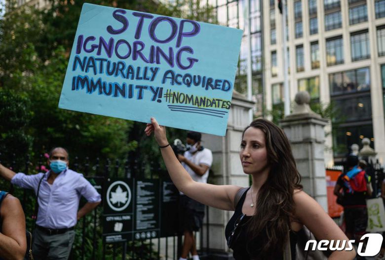 25일(현지시간) 시민들이 미국 뉴욕 시청 앞에서 코로나바이러스감염증(코로나19) 백신 의무와 백신 여권 발급에 반대하는 시위를 벌이고 있다. © AFP=뉴스1 © News1 구진욱 기자