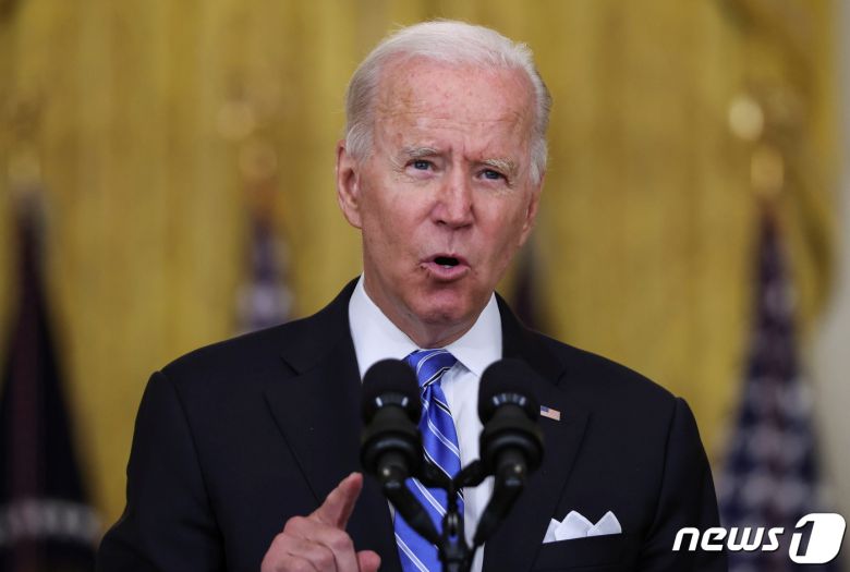 11일(현지시간) 미국 백악관에서 조 바이든 미국 대통령이 경제성장과 일자리 창출을 골자로 하는 ‘빌드 백 베터(Build Back Better)’ 의제에 대해 연설하고 있다. 이날 아침 미국 상원에선 초당적 인프라 투자 법안과 예산 결의안이 통과됐다. © 로이터=뉴스1 © News1 서한샘 기자