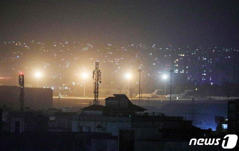 30일(현지시간) 미국의 아프가니스탄 철군 종료를 앞둔 카불 공항에 비행기들이 세워져 있는 모습. © AFP=뉴스1 © News1 우동명 기자