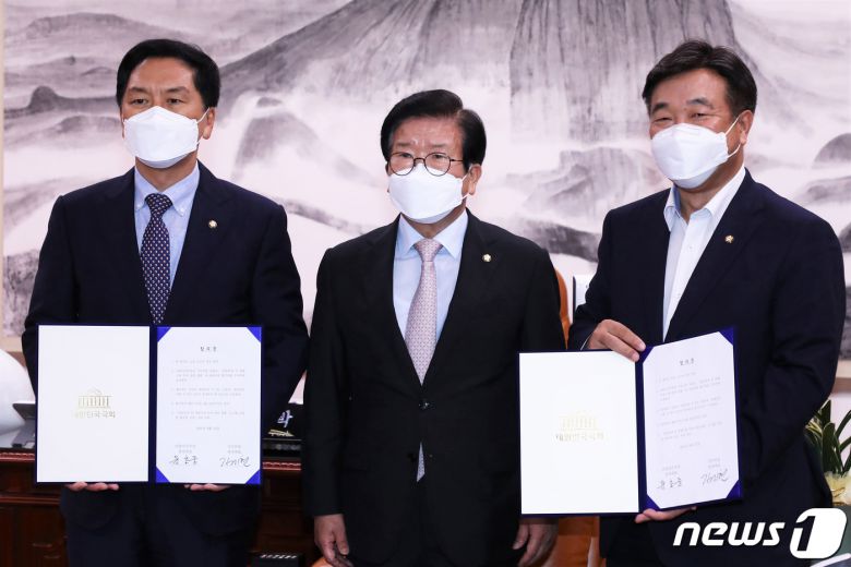 박병석 국회의장(가운데)과 윤호중 더불어민주당 원내대표(오른쪽), 김기현 국민의힘 원내대표가 31일 국회의장실에서 언론중재 및 피해구제 등에 관한 법률(언론중재법) 개정안 처리 의사일정에 합의한 뒤 서명한 합의문을 들어보이고 있다. 2021.8.31/뉴스1 © News1 구윤성 기자