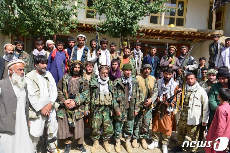 31일(현지시간) 탈레반이 점령한 아프가니스탄의 판지시르에 반 탈레반 저항군이 모여 있다. © AFP=뉴스1 © News1 우동명 기자