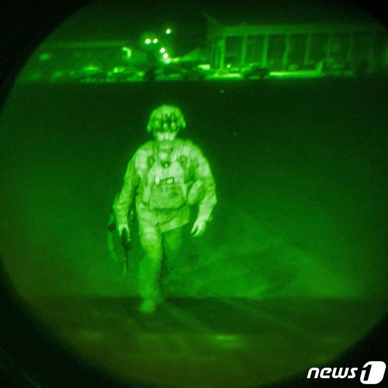 30일(현지시간) 카불의 하미드 카르자이 국제 공항에서 아프가니스탄을 떠나는 마지막 미군이 C-17 수송기를 탑승하고 있다. © AFP=뉴스1 © News1 우동명 기자