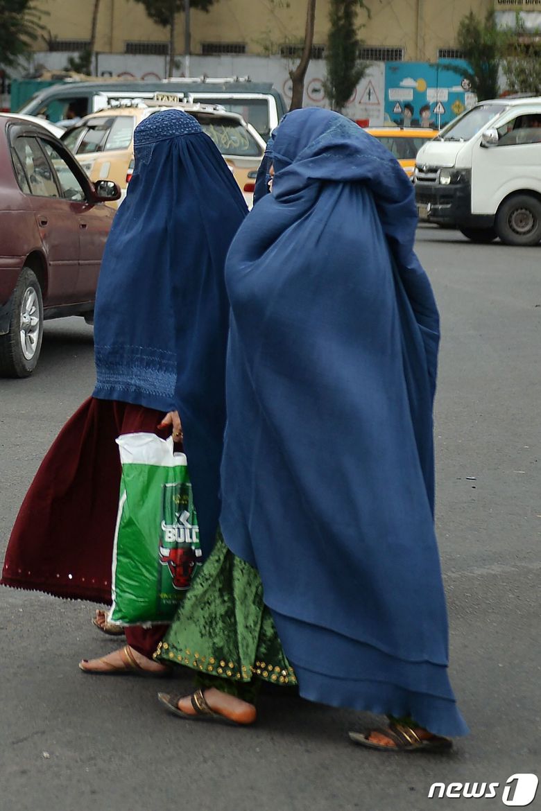 31일(현지시간) 미군이 철수를 완료한 아프가니스탄의 카불에서 부르카를 입은 여성들이 거리를 걷고 있다. © AFP=뉴스1 © News1 우동명 기자