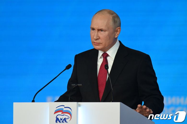24일(현지시간) 블라디미르 푸틴 러시아 대통령이 러시아 모스크바에서 열린 통합러시아당 총회에서 연설을 하고 있다. © 로이터=뉴스1 © News1 구진욱 기자