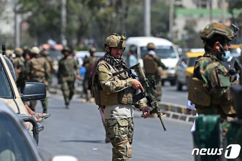 29일 (현지시간) 폭탄 테러가 발생한 아프가니스탄 카불의 도로에서 무장한 탈레반 전사들이 순찰을 하고 있다. © AFP=뉴스1 © News1 우동명 기자