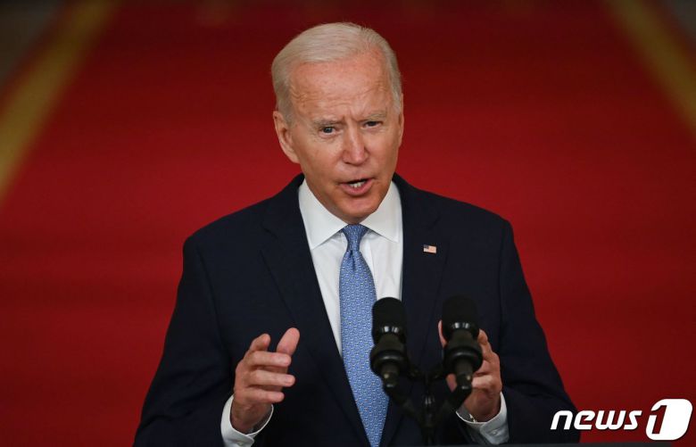 조 바이든 미국 대통령이 31일(현지시간) 워싱턴 백악관에서 아프가니스탄 철군 종료 대국민 연설에서 “우리는 중국과 심각한 경쟁을 벌이고 있다"며 대피 작전에 대해 ＂최선의 결정이고 대단한 성공＂이라고 밝히고 있다. © AFP=뉴스1 © News1 우동명 기자