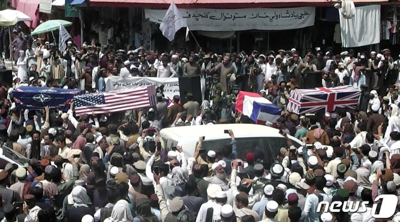 아프간 시민들이 8월 31일 성조기와 영국 국기, 프랑스 국기 등으로 장식된 관을 만들어 미국 및 나토 국가의 모의 장례식을 치르고 있다. © 로이터=뉴스1 © News1 박형기 기자