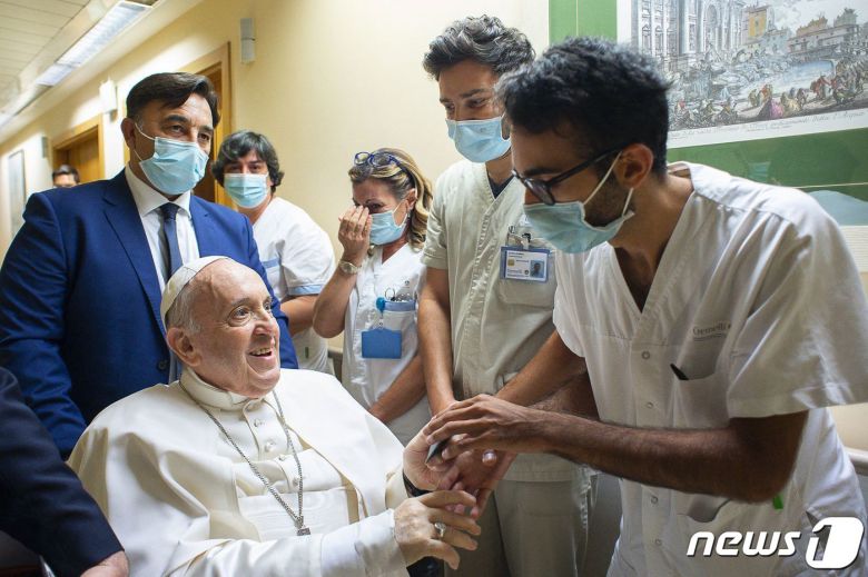 프란치스코 교황이 7월 11일 입원 중인 로마 제멜리 종합 병원에서 의사와 얘기하고 있다. © AFP=뉴스1 © News1