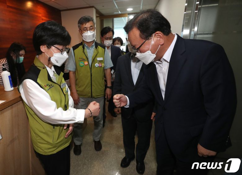 김부겸 국무총리와 나순자 보건의료노조 위원장이 1일 오후 서울 영등포구 의료기관평가인증원에서 열린 전국보건의료산업노동조합(보건의료노조)과 보건복지부의 13차 노정실무교섭을 앞두고 별도 간담회에 참석한 후 주먹 인사를 하고 있다. 2021.9.1/뉴스1 © News1 이재명 기자