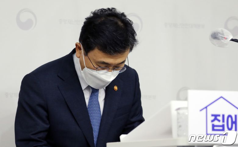 권덕철 보건복지부 장관이 31일 정부세종청사 보건복지부 브리핑실에서 보건의료노조 총파업 관련 대국민 담화문을 발표한 뒤 인사하고 있다. 2021.8.31/뉴스1 © News1 장수영 기자