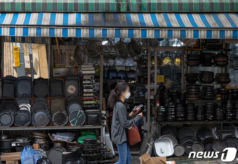 1일 오후 서울 중구 황학동 주방거리에 중고 물품이 진열돼 있다. 2021.9.1/뉴스1 © News1 이재명 기자