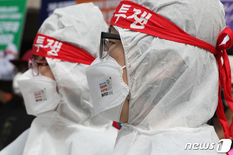 민주노총 보건의료노조가 공공의료 및 보건의료 인력 확충 등을 요구하며 9월 2일 총파업을 예고한 가운데 31일 오전 대구시청 앞에서 보건의료노조의 총파업을 지지하는 대구지역 노동시민사회단체가 공동기자회견을 열고 코로나19 싸우는 보건의료노동자에게 충분한 인력 확충과 처우개선을 촉구하고 있다. 2021.8.31/뉴스1 © News1 공정식 기자