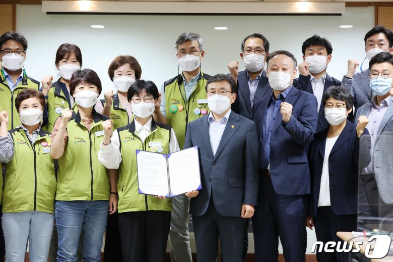 보건복지부와 전국보건의료산업노동조합(보건의료노조)의 노정실무교섭이 극적 타결된 2일 오전 서울 영등포구 의료기관평가인증원에서 권덕철 보건복지부 장관과 나순자 보건의료노조위원장을 비롯한 양측 관계자들이 기념촬영을 하고 있다. 2021.9.2/뉴스1 © News1 조태형 기자