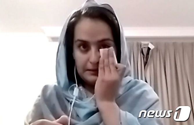 BBC와 인터뷰를 하면서 울먹이고 있는 아르간드 - BBC 화면 갈무리