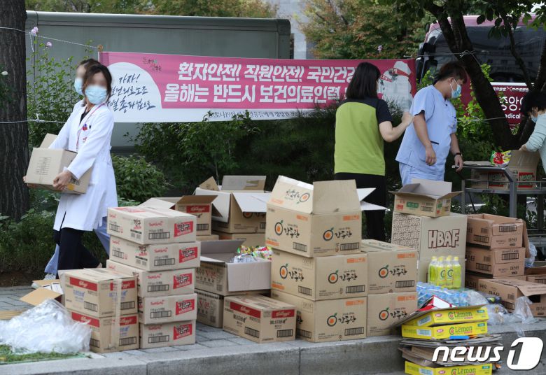 보건의료노조의 총파업이 취소된 2일 오전 서울 중구 국립중앙의료원에서 의료진이 파업에 대비해 준비해둔 간식과 물품을 정리하고 있다. 보건의료노조와 보건복지부는 이날 총파업을 5시간 가량 남겨두고 극적으로 협상을 타결했다. 보건의료노조가 제시한 22개 안건 중 17개 안건은 의견을 좁혔으며 예산이 드는 정부 사업은 당정협의회에 보건의료노조가 함께 참여하기로 했다. 협상이 타결됨에 따라 신종 코로나바이러스 감염증(코로나19) 4차 유행 장기화를 불러일으킬 것으로 우려된 의료대란은 가까스로 피하게 됐다. 2021.9.2/뉴스1 © News1 신웅수 기자