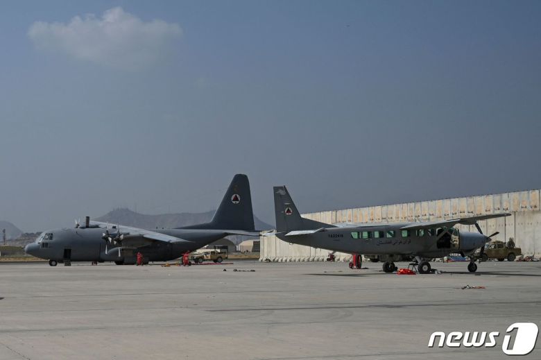 2021년 8월 31일(현지시간) 미군이 철수를 완료한 아프가니스탄의 카불 공항에 버려진 아프간 군용기들이 서 있다. © AFP=뉴스1 © News1 우동명 기자