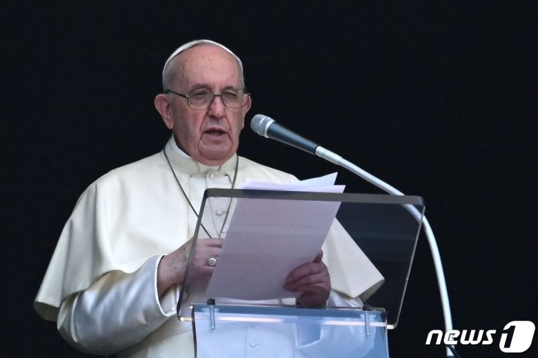 프란치스코 교황은 지난 15일 아프가니스탄 사태에 대해 우려를 표명하고 분쟁 해결을 위한 대화를 촉구했다. © AFP=뉴스1 © News1 원태성 기자