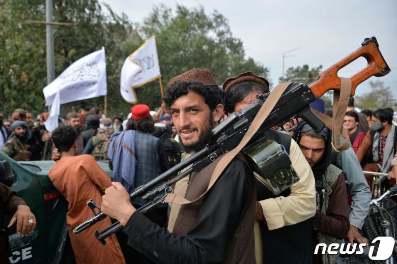 31일(현지시간) 미군이 철수를 완료한 아프가니스탄의 카불에서 소총을 든 탈레반 전사들이 축하 집회에 참석을 하고 있다. © AFP=뉴스1 © News1 우동명 기자