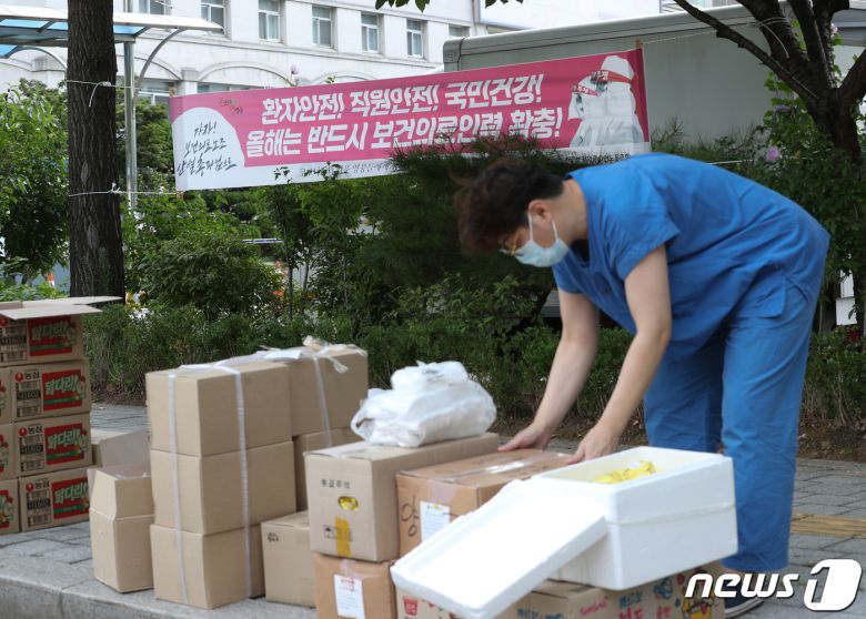 보건의료노조의 총파업이 취소된 2일 오전 서울 중구 국립중앙의료원에서 의료진이 파업에 대비해 준비해둔 간식과 물품을 정리하고 있다. 보건의료노조와 보건복지부는 이날 총파업을 5시간 가량 남겨두고 극적으로 협상을 타결했다. 보건의료노조가 제시한 22개 안건 중 17개 안건은 의견을 좁혔으며 예산이 드는 정부 사업은 당정협의회에 보건의료노조가 함께 참여하기로 했다. 협상이 타결됨에 따라 신종 코로나바이러스 감염증(코로나19) 4차 유행 장기화를 불러일으킬 것으로 우려된 의료대란은 가까스로 피하게 됐다. 2021.9.2/뉴스1 © News1 신웅수 기자