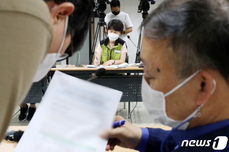 이창준 보건복지부 보건의료정책관이 30일 서울 영등포구 의료기관평가인증원에서 열린 제12차 노정 실무협의에서 관계자와 대화를 하고 있다. 2021.8.30/뉴스1 © News1 성동훈 기자