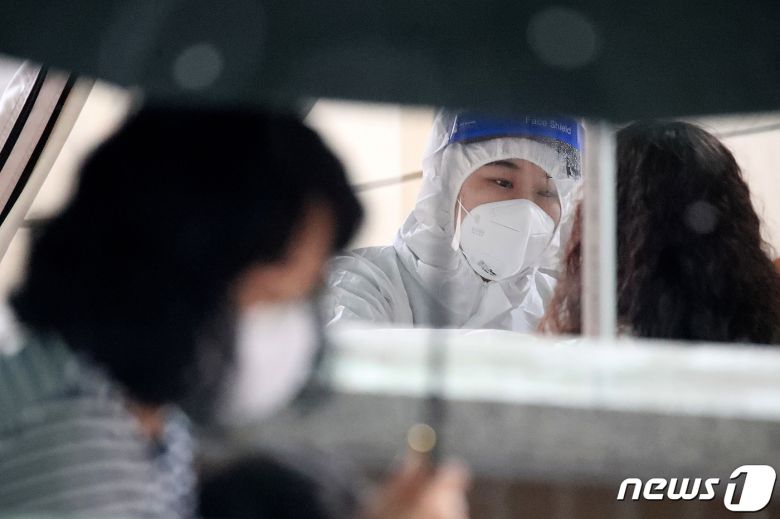 신종 코로나바이러스 감염증(코로나19) 신규 확진자가 전국에서 2025명 발생한 1일 오전 대구 달서구보건소에 마련된 선별진료소에서 의료진이 코로나19 진단검사를 위해 시민의 검체를 채취하고 있다. 이날 대구 55명, 경북 44명의 신규 확진자가 추가됐다. 2021.9.1/뉴스1 © News1 공정식 기자