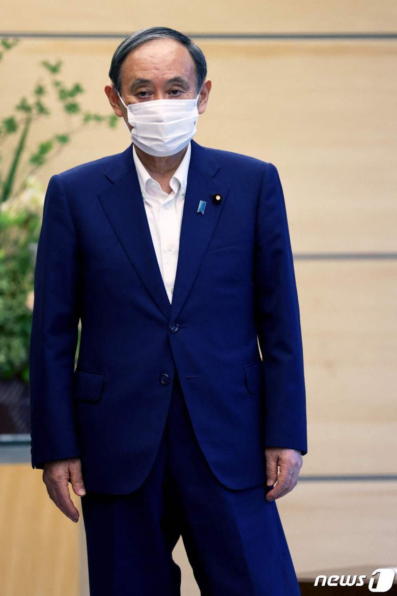 자민당 재선 불출마 선언을 밝힌 스가 요시히데 일본 총리가 3일(현지시간) 일본 도쿄에서 앤드류 파슨스 국제패럴림픽위원회(IPC) 총재와 만나고 있다. © AFP=뉴스1 © News1 구진욱 기자