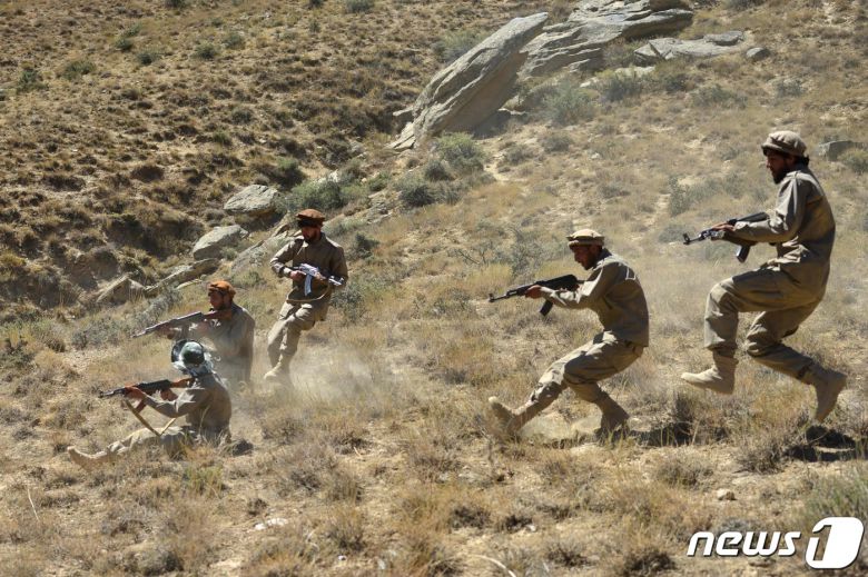 2일(현지시간) 탈레반이 점령한 아프가니스탄의 판지시르에서 반 탈레반 저항군이 군사 훈련을 하고 있다. © AFP=뉴스1 © News1 우동명 기자