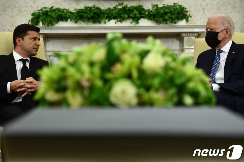 조 바이든 미국 대통령이 1일(현지시간) 워싱턴 백악관에서 볼로디미르 젤렌스키 우크라이나 대통령과 정상회담을 하고 있다. © AFP=뉴스1 © News1 우동명 기자