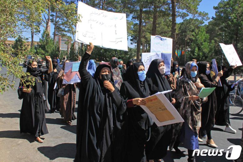 2일(현지시간) 탈레반이 점령한 아프가니스탄의 헤라트에서 여성들이 딸들이 학교에 갈 수 있다면 부르카 착용을 받아들이겠다며 플래카드를 들고 시위를 하고 있다. © AFP=뉴스1 © News1 우동명 기자