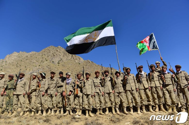 2일(현지시간) 탈레반이 점령한 아프가니스탄의 판지시르에서 반 탈레반 저항군이 군사 훈련을 하고 있다. © AFP=뉴스1 © News1 우동명 기자