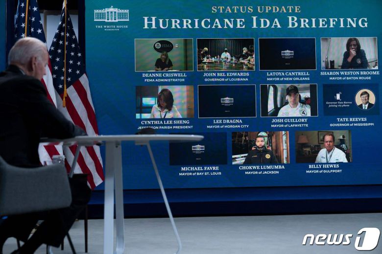 조 바이든 미국 대통령이 30일(현지시간) 워싱턴 백악관에서 허리케인 아이다 피해 지역의 주지사, 시장들과 화상 브리핑에 참석을 하고 있다. © AFP=뉴스1 © News1 우동명 기자