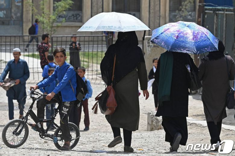 30일(현지시간) 탈레반이 점령한 아프가니스탄의 카불에서 부르카를 입은 여성들이 걸어 가고 있다. © AFP=뉴스1 © News1 우동명 기자