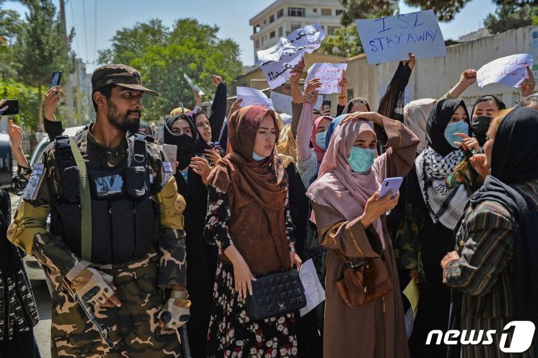 7일(현지시간) 아프가니스탄 카불의 파키스탄 대사관 앞에서 여성들의 반 파키스탄 시위를 탈레반 병사가 지켜보고 있다. © AFP=뉴스1 © News1 우동명 기자