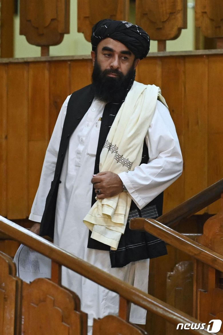 자비훌라 무자히드 탈레반 대변인이 7일(현지시간) 아프가니스탄 카불에서 물라 모하마드 하산 아쿤드 정부 수반 등 과도 정부 내각 명단을 발표하는 기자회견에 도착을 하고 있다. © AFP=뉴스1 © News1 우동명 기자