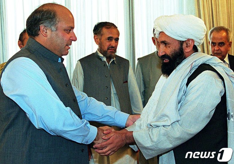 1999년 아프가니스탄의 외무장관으로 재직할 당시의 물라 모하마드 하산 아쿤드(오른쪽). © AFP=뉴스1