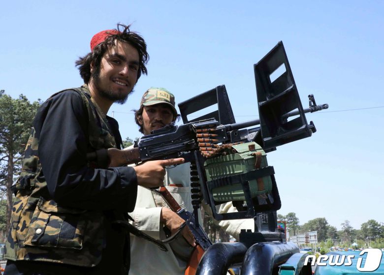 아프가니스탄 서부 헤라트의 탈레반 전사. © 로이터=뉴스1