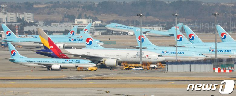 인천국제공항에 대한항공 여객기가 이륙하고 있다.  /뉴스1 © News1 안은나 기자