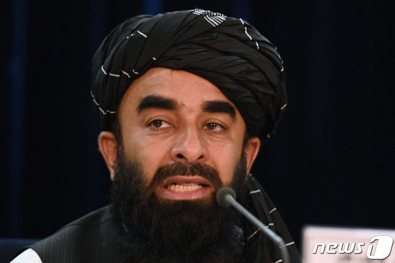 자비훌라 무자히드 탈레반 대변인이 7일(현지시간) 아프가니스탄 카불에서 기자회견을 갖고 새 내각 명단을 발표하고 있다. © AFP=뉴스1 © News1 우동명 기자