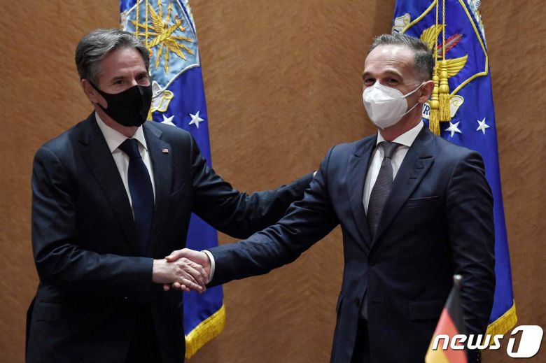 토니 블링컨 미국 국무장관이 8일(현지시간) 독일 람스타인 공군 기지에서 하이코 마스 독일 외무장관과 악수하고 있다. © AFP=뉴스1 © News1 우동명 기자