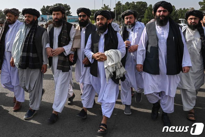 자비훌라 무자히드 탈레반 대변인이 31일(현지시간) 미군이 철수를 완료한 아프가니스탄의 카불 공항에서 기자회견을 하기 위해 도착을 하고 있다. © AFP=뉴스1 © News1 우동명 기자