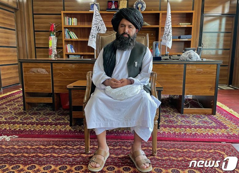 네다 모하마드 탈레반 사령관이 6일(현지시간) 아프가니스탄의 잘랄라바드에서 AFP와 인터뷰를 하고 있다. © AFP=뉴스1 © News1 우동명 기자