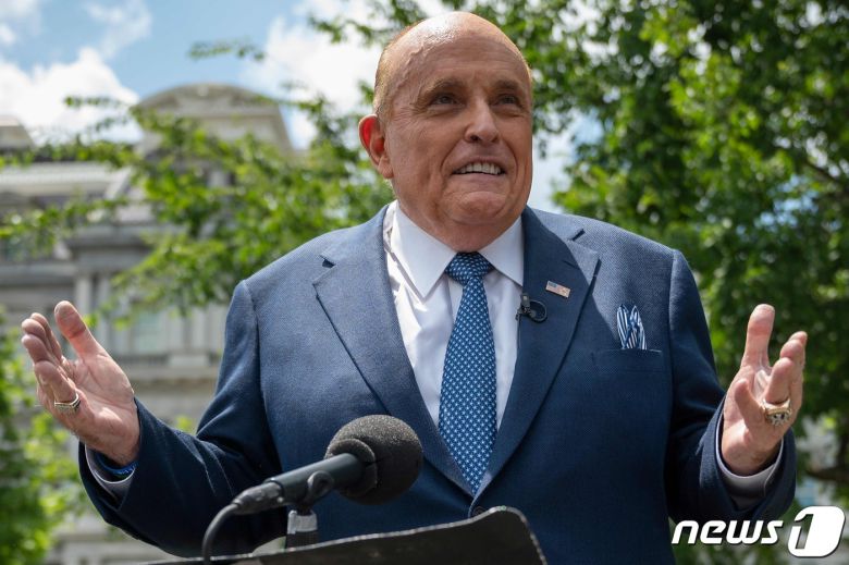 도널드 트럼프 미국 대통령의 개인 변호사인 루디 줄리아니 전 뉴욕시장이 1일(현지시간) 워싱턴 백악관에서 취재진의 질문에 답변을 하고 있다. © AFP=뉴스1 © News1 우동명 기자