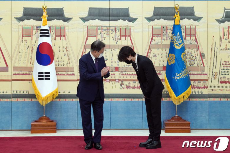 문재인 대통령이 14일 청와대에서 열린 미래세대와 문화를 위한 대통령 특별사절 임명장 수여식에서 아이돌 그룹 방탄소년단(BTS) 멤버 지민(박지민)과 기념촬영 후 박수치고 있다. 2021.914/뉴스1 © News1 유승관 기자