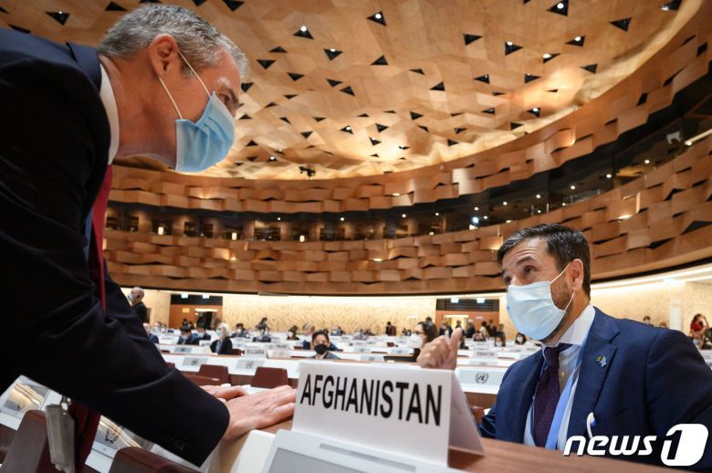 아프가니스탄 지원을 모색하기 위해 안토니우 구테흐스 유엔 사무총장이 개최한 고위급 회의가 2021년 9월 13일(현지시간) 스위스 제네바에서 열린 가운데. 나시르 아마드 안디샤 주유엔 아프간 대사가 참석한 모습. © AFP=뉴스1 © News1 최서윤 기자