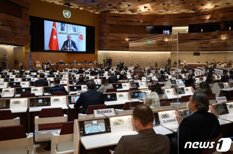 아프가니스탄 지원을 위해 안토니우 구테흐스 유엔 사무총장이 소집한 고위급 회의가 2021년 9월 13일(현지시간) 스위스 제네바에서 개최되는 가운데, 터키 외무장관의 영상 연설이 전해지는 모습. © AFP=뉴스1 © News1 최서윤 기자